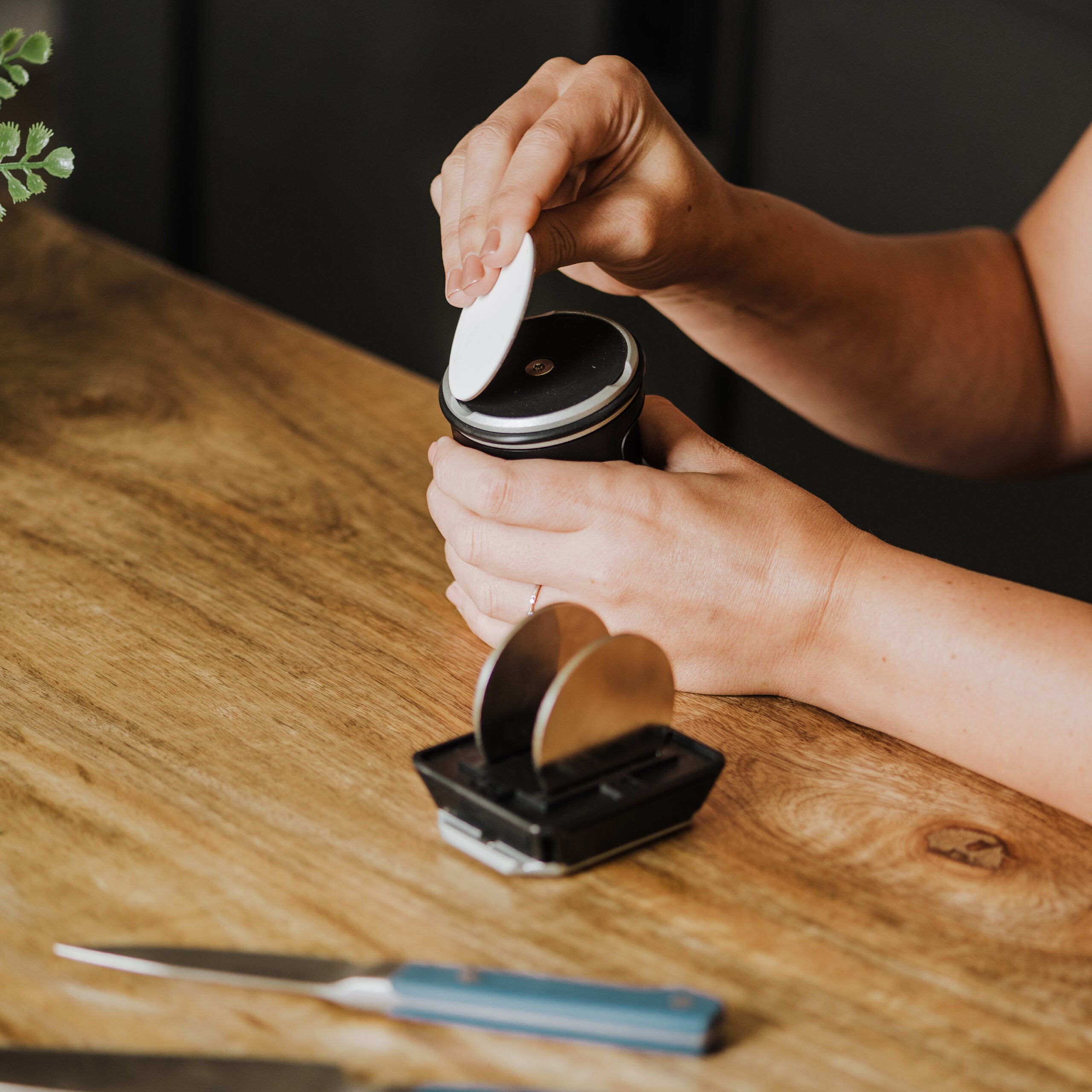 changing abrasive disk on work sharp tools rolling knife sharpener